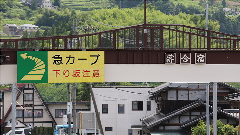 急カーブ案内板